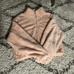 Fluffig tröja - Säljer denna otroligt sköna fluffiga tröja! Den har inga defekter, andvänd ganska mycket! Ganska liten i storleken, jag har xs/s och för mig är den för liten! Hör av du är intresserad!💕🤗