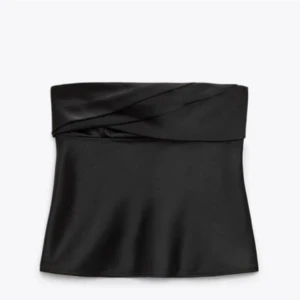 Populär zara topp - Säljer denna fina zara topp med prislapp kvar. Aldrig använd pga fel storlek❤️Satin material! 