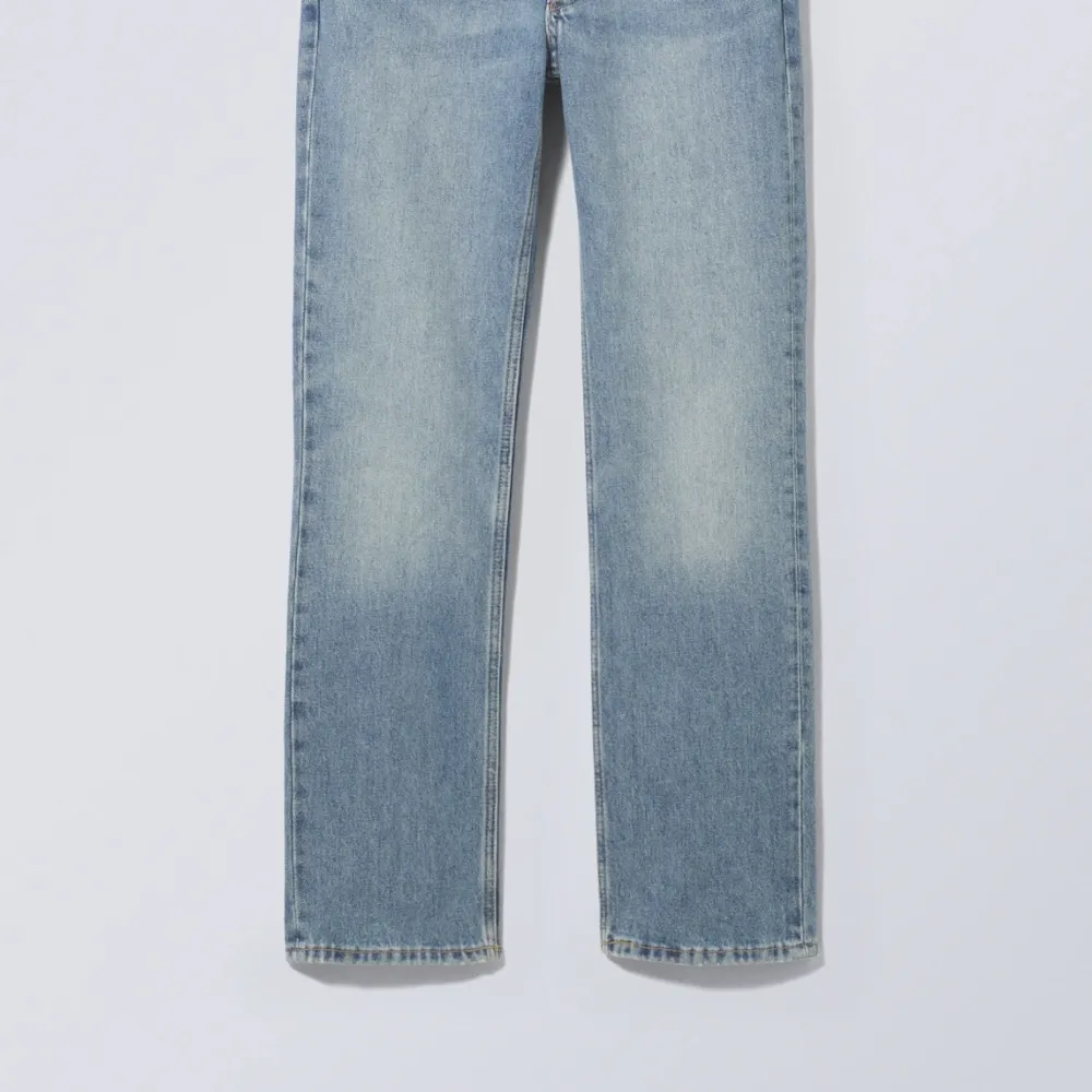 Fråga om med bilder!!! Säljer mina helt oanvända jeans från weekday då det ej passade alls, har  prislappen kvar. Det är i storlek 27/32. Ordinarie pris 599kr . Jeans & Byxor.