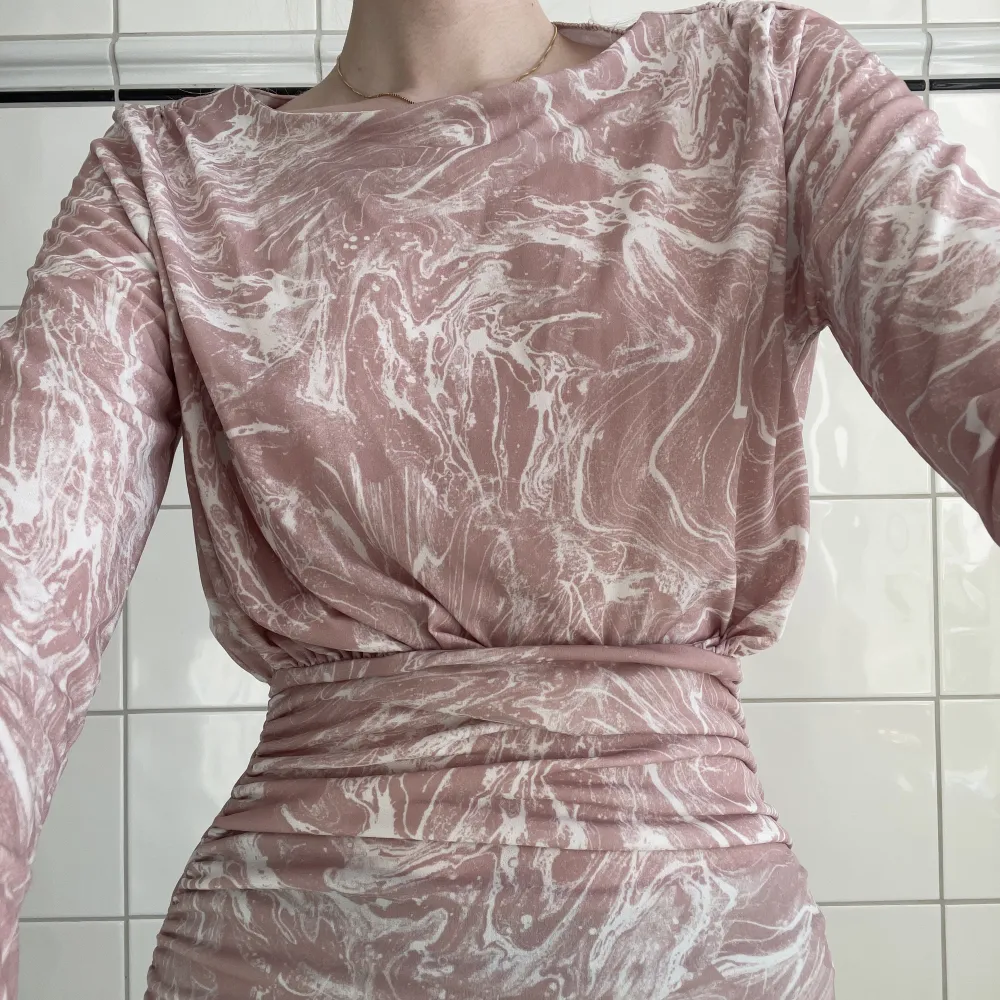 Rosa mönstrad klänning från Asos, använd 2 gånger. 34 men passar nog 36 också pga stretch. Fint skick! Går att göra till en Midi/mini klänning! . Klänningar.