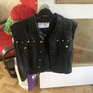 Väst och tröja  - Fejkskin väst , använda väl, m-xl och simpson tröja, långärmad och sval ,L-xl