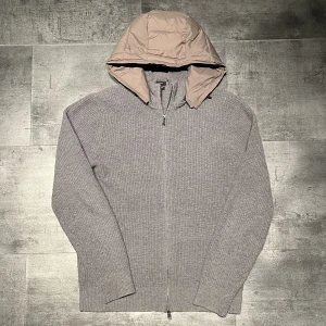 Massimo Dutti - Jättefin Massimo Dutti jacka/tröja som är perfekt nu till våren. 10/10 skick. Pris kan diskuteras vid snabb affär!