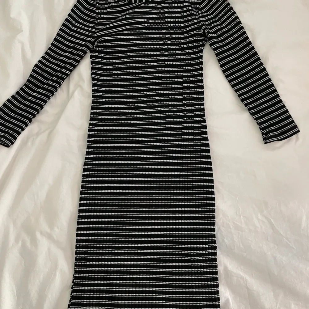 Randig svartvit midilång klänning från Gina Tricot. Klänningar.
