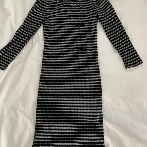 Randig svartvit midilång klänning från Gina Tricot