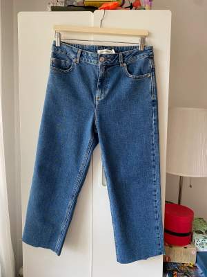 Ett par skitsnygga avklippta Carin Wester jeans 👖 står stl 40 men sitter mer som en 36/38 🪡