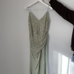 Balklänning  - Säljer denna superfina, helt oanvända balklänning, endast provad en gång, från ASOS. (Köpt för 2699kr)  Kontakta för frågor eller fler bilder!  Priset kan diskuteras, vill bli av med den 😊