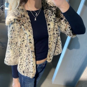 Leopard jacka - Helt stööört snygg leopardmönstrad pälsjacka med lite kortare ärmar, älskar verkligen denna och säljer den endast vid bra bud!!🥰❤️ 