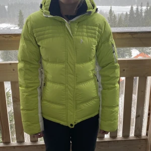 Peak jacka - Säljer en varm dunjacka från peak med massor av bra funktioner. Går att använda både som skidjacka eller vanlig vinterjacka. Den har ficka för liftkort, snölås, öppningsbar ventilation under armarna, muddar med hål för tummarna och avtagbar luva.