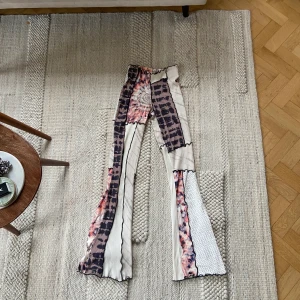 Jaded London Patchwork  - Skitsnygga bootcut byxor från Jaded London i mix check patchwork. Väldigt fint skick, använts fåtal ggr. Storlek XS/34. 