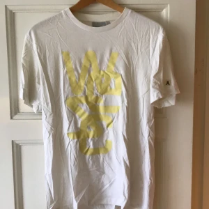 WESC Tisha - Vit t-shirt, schysst skick 