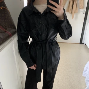 Läderjacka - Läderjacka med bälte från NAKD 😊