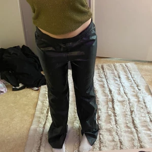 Skinn byxor!!  - Ett par jätte fina skinn byxor med slit som sitter som en smäck! Jag är 176 cm lång och brukar ha 38/40 i byxor och dessa passar perfekt! Nästan lite för långa till och med 😚😍