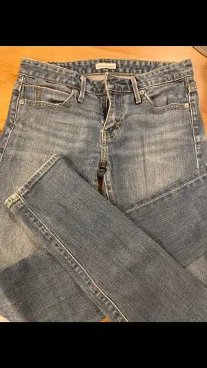 Säljer mina Levis då de är för små, modell skinny, stl 25. Kanskickas mot frakt alt mötas upp