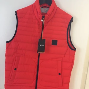  ÄKTA HUGO BOSS VÄST PRISLAPP KVAR - Säljer denna fina oanvända Hugo boss väst, som jag köpte till min pojkvän som tyvärr inte kunde ha den :( 