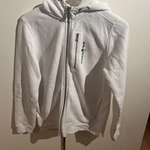 Sail Racing Hoodie - Köpt från Boozt för 1500kr, använd fåtal gånger, 9/10 skick. Säljer då den inte längre passar mig. Storlek 170 vilket motsvarar en S storlek