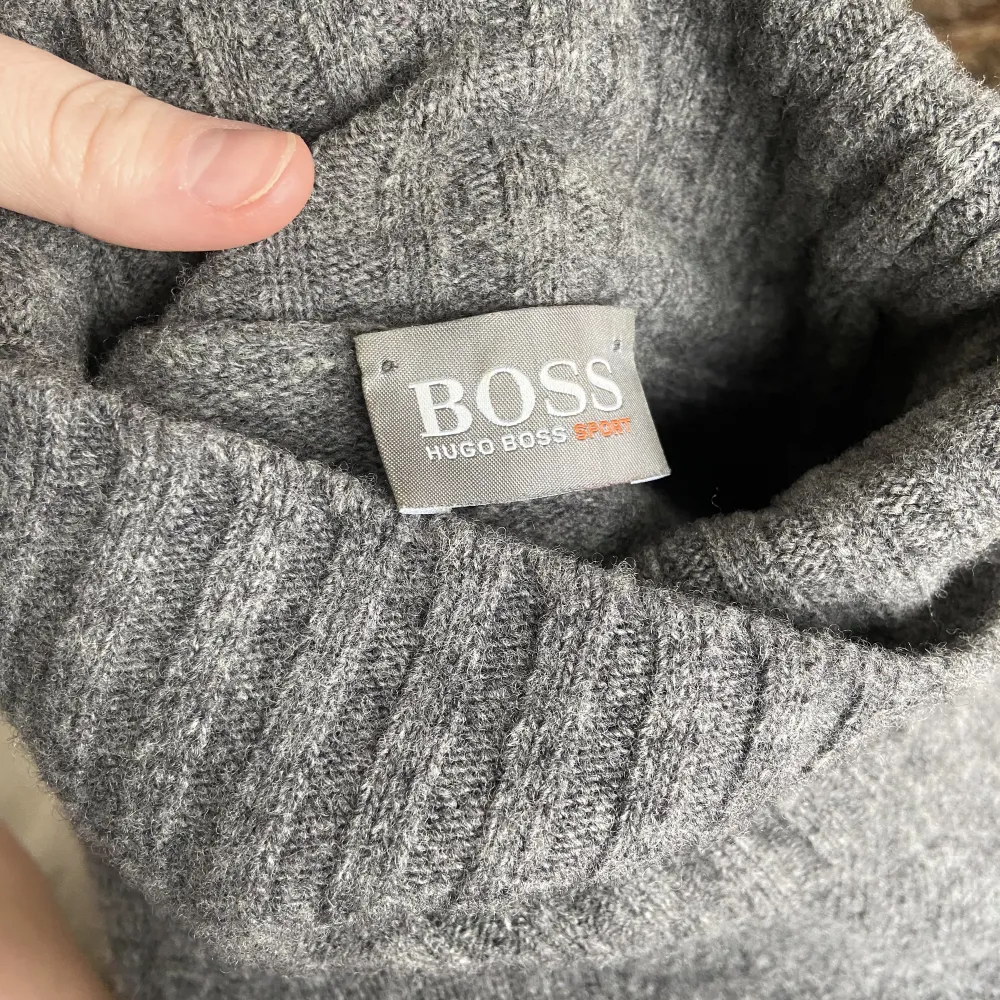 Väldigt skön, stickad polotröja från Hugo Boss i väldigt bra skick och 100% ull! Jag har vanligtvis storlek M och tröjan är i M (mansstorlek) Köpare står för frakt!🌞. Stickat.