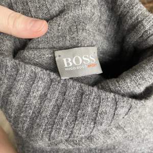 Väldigt skön, stickad polotröja från Hugo Boss i väldigt bra skick och 100% ull! Jag har vanligtvis storlek M och tröjan är i M (mansstorlek) Köpare står för frakt!🌞