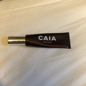 Caia bronzer - Säljer denna liquid Bronzer från Caia i färgen Cape town, endast använt 1 gång men det var inte min färg!💕