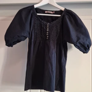 Svart blus  - Svart kortärmad böus med buffärm från twist&tango i gott skick säljer för att jag inte andvänder den längre, köpt för 700 kr 