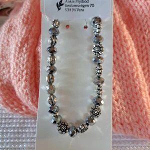 Armband Home-Made 🌹 - Hej alla fina 🎀 Här har jag ett jättefint Home-Made Armband 🎀 Pris: 10 kr plus frakt 16 kr 🎀 Vid Fri Frakt dagar är Frakten Fri☺️ kontakta mig innan köp 🌹 Anki 