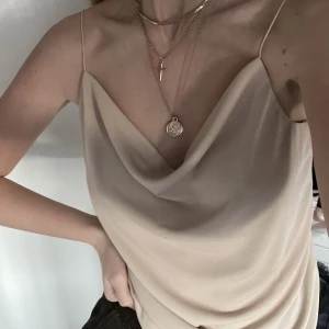 Festtopp - Stilren festtopp från Gina Tricot✨✨ Sparsamt använd🌸 Hör av dig vid frågor!🤍🤍