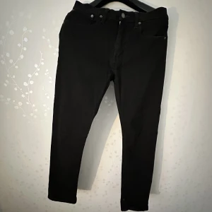 LEVIS 502 Svarta Jeans - LEVIS 502 Svart  REGULAR TAPER JEANS Storlek 31/32 Bra skick, säljer pga för små för mig!