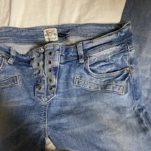 Jeans - Jeans i storlek 42(skulle säga M)😊