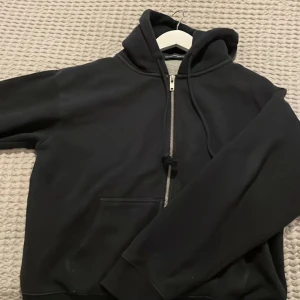 Brandytröja - En jätte skön zip up tröja ifrån brandy. Den är mörkblå/marinblå men ser svart ut på första bilden. 