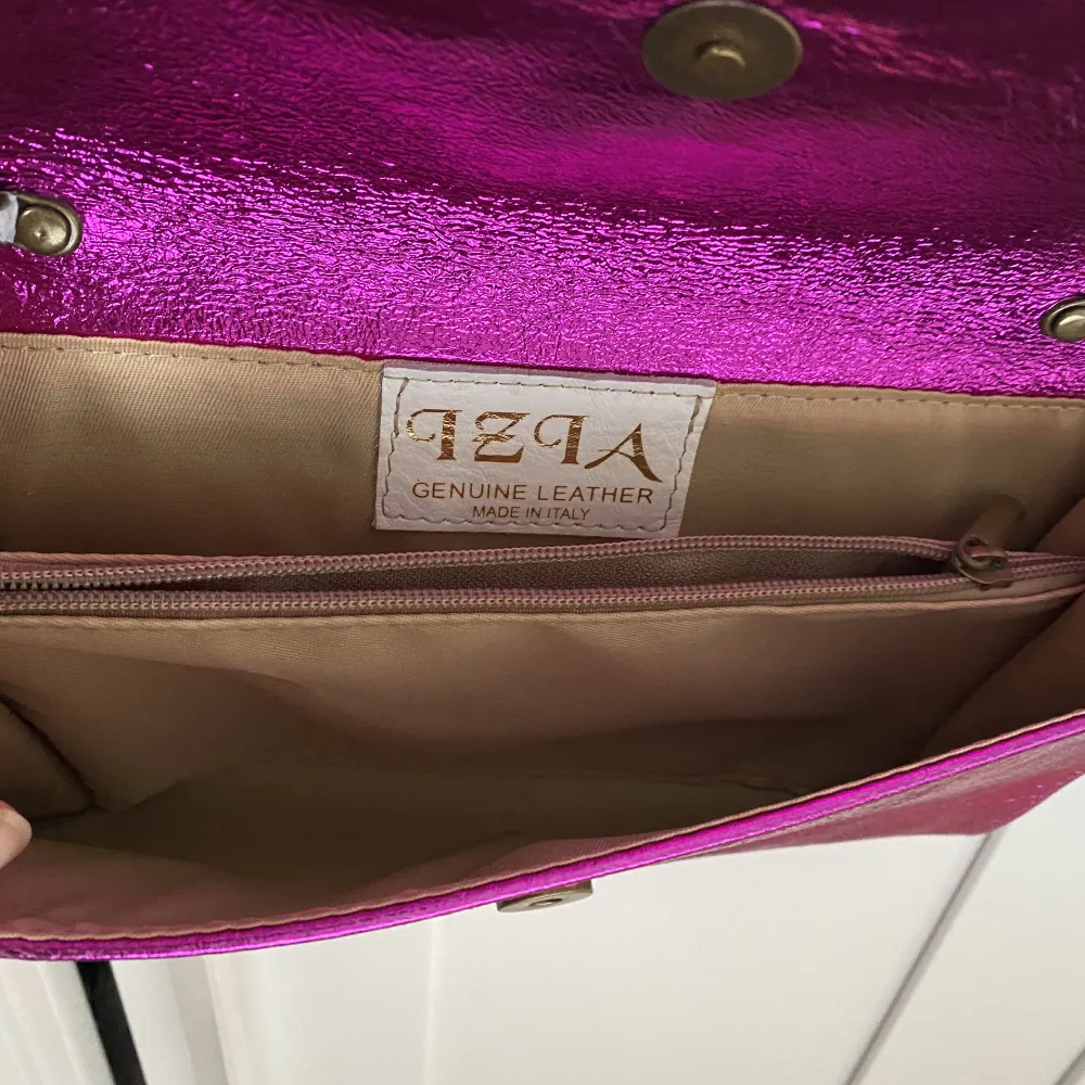 New never worn really cute pink bag . Väskor.
