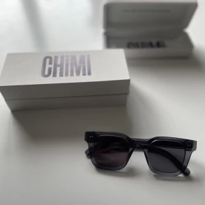 Chimi 04 - Chimi glasögon i modell 04 och i färgen ginger. Väldigt bra skick, inga repor eller liknande. Det enda som är är att den ena bågen är lite sne (se bild 2). Detta gör att glasögonen sitter lite snett, men det är inget som tydligt syns och går nog att laga.