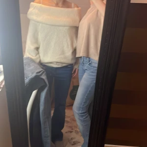 Off shoulder tröja - Säljer denna jättefina off shoulder tröjan från hm💕 Den är i stl 32 och är sparsamt använd💕Köpt för 300kr💕