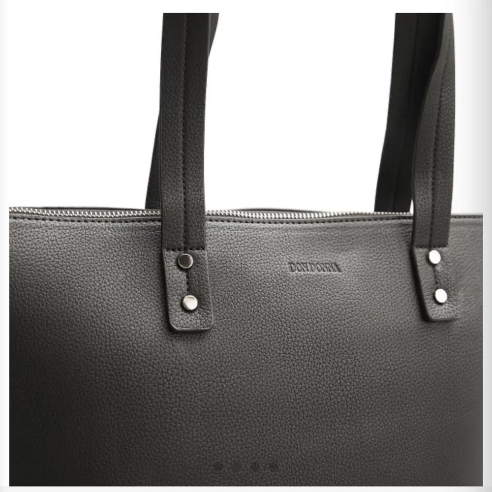 Säljer denna supersnygga handväskan ifrån Don Donna, är i nytt skick, säljer du jag vill köpa en större väska❤️ köparen står för frakten☺️. Väskor.