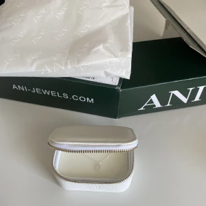 ANI Stone Letter Necklace Silver - Nytt halsband från ANI jewels. Nypris 700:- med bokstaven D. Läs mer här: https://ani-jewels.se/sv/stone-letter-necklace-silver