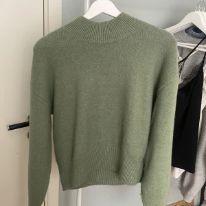 grön stickad tröja - superfin ljusgrön stickad tröja från other stories som är sipermysig som jag säljer eftersom den inte kommer till användning 