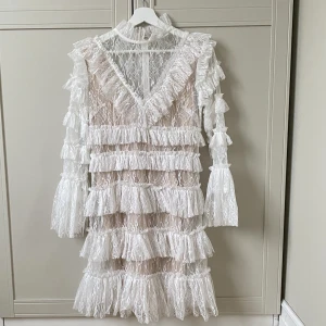 By Malina klänning - Säljer nu min superfina by malina klänning i spets! Använd endast en gång och har inga tecken på användning💕💕 passar perfekt till en finare tillställning såsom studenten eller annan avslutning! (Nypris 2499kr)