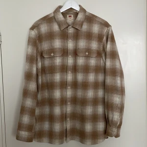 Levis overshirt  - Workwear inspirerad skjorta i tjock bomull. Avslappnad passform. Använd ett fåtal gånger, toppskick! 