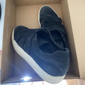 Skor - Skor från zign i storlek 38. Jag har vanligtvis storlek 37 men dem funkar på mig ändå. Dem är använda men fortfarande fina!! Köpta på Zalando för några år sen