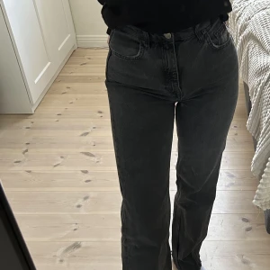 Jeans  - Svarta jeans i storlek 36💕 säljer för 150kr plus frakt! (Jag är 162cm lång)