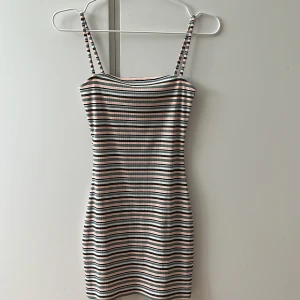 Figurnära sommarklänning - Jättefin tajt klänning som är perfekt för sommaren. Klänningen var för liten på mig, och är därför oanvänd.