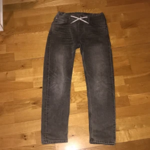 Gråa jeans - Säljer dessa gråa jeans i fint skick. 