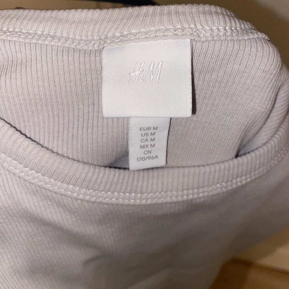 Ett jättefint beige linne som stannar lite över magen. . Toppar.