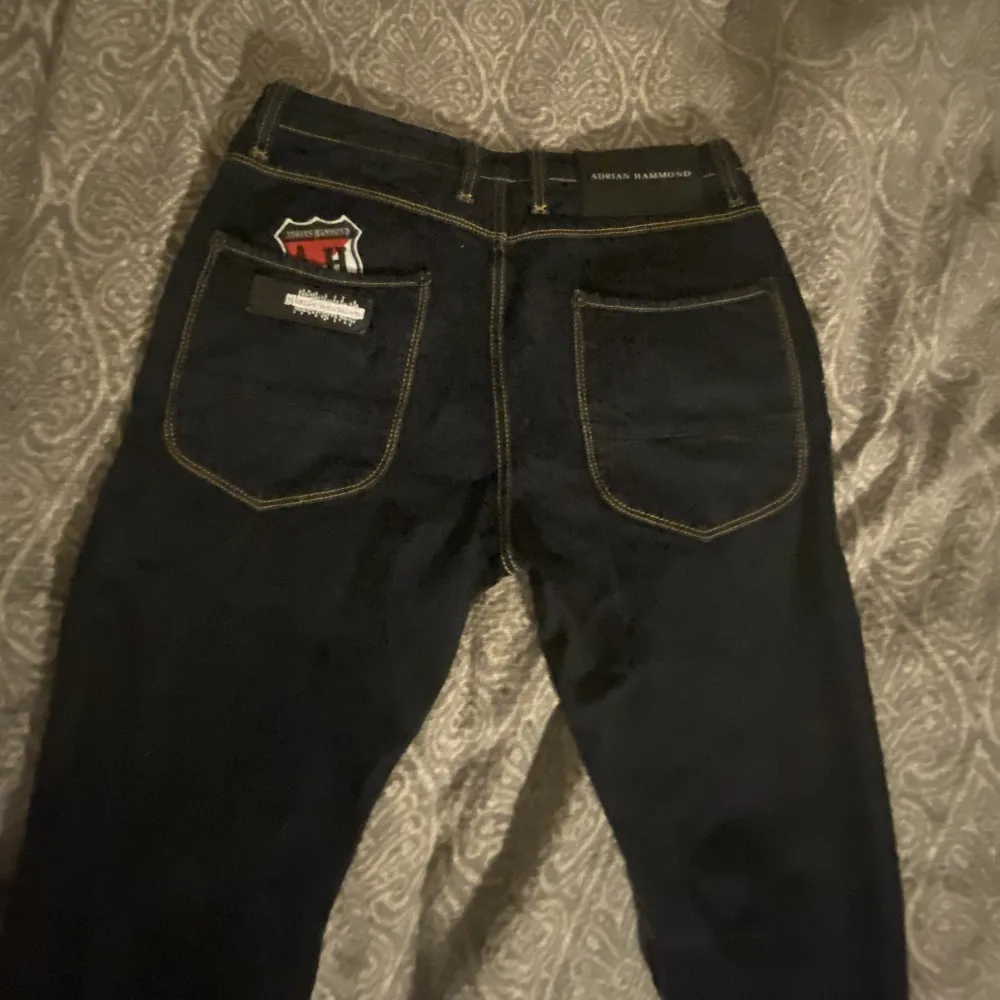 Snygga dark wash jeans från Adrian Hammond, med feta patches . Jeans & Byxor.
