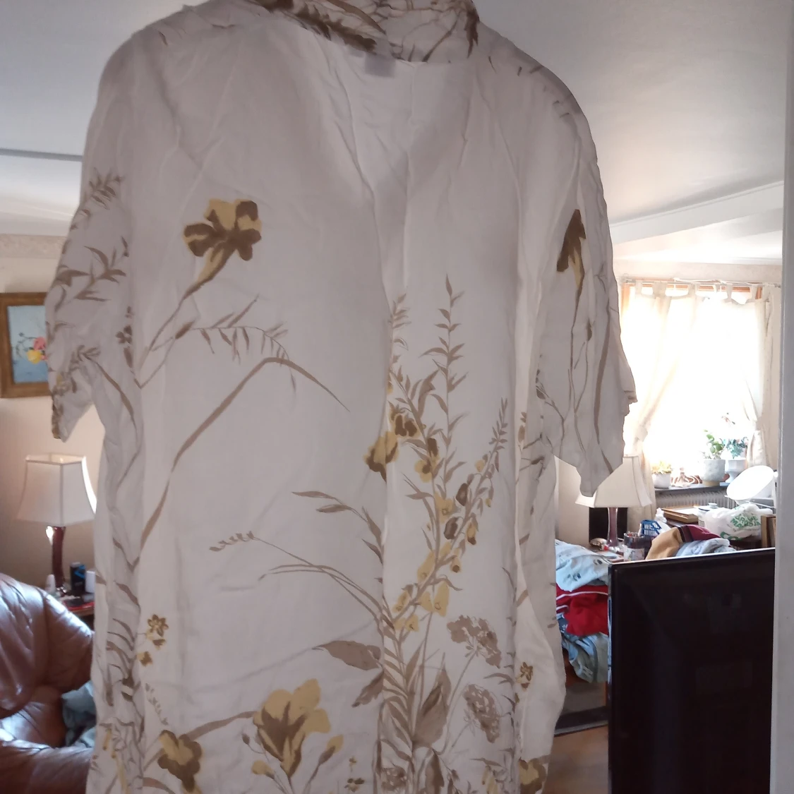 Vit blommig blus i stl 50 /52 . - 91