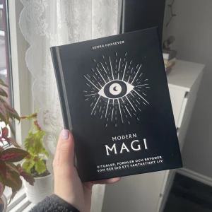 Modern Magi - Säljer denna boken då jag inte använder den, fint skick! Köparen betalar för frakten och katt finns i hem 🏠 