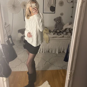 Stickad tröja  - Vit kabelstickad tröja! Säljer även i svart 