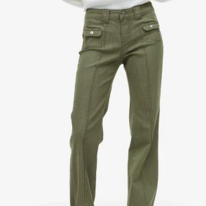 Gröna jeans - Söker dessa jeans från hm i storlek 36! Jag har ett par i storlek 38 om någon skulle vilja byta. Byxorna är bara testade. Kan tänka mig att sälja byxorna om ingen vill byta.
