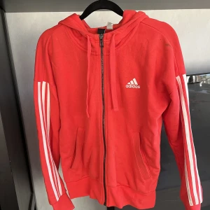 Adidaskofta - Fin adidasjacka, Finns små fläckar, se bild 3