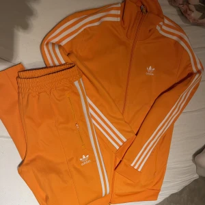 Adidas dress - 250kr/per del eller 450kr för båda. Storlek S 