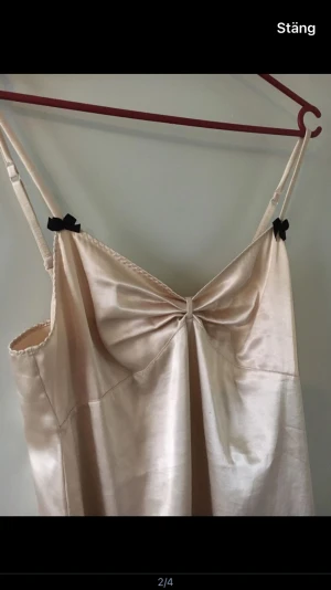 Silkig topp  - En champagnefärgad topp med justerbara band