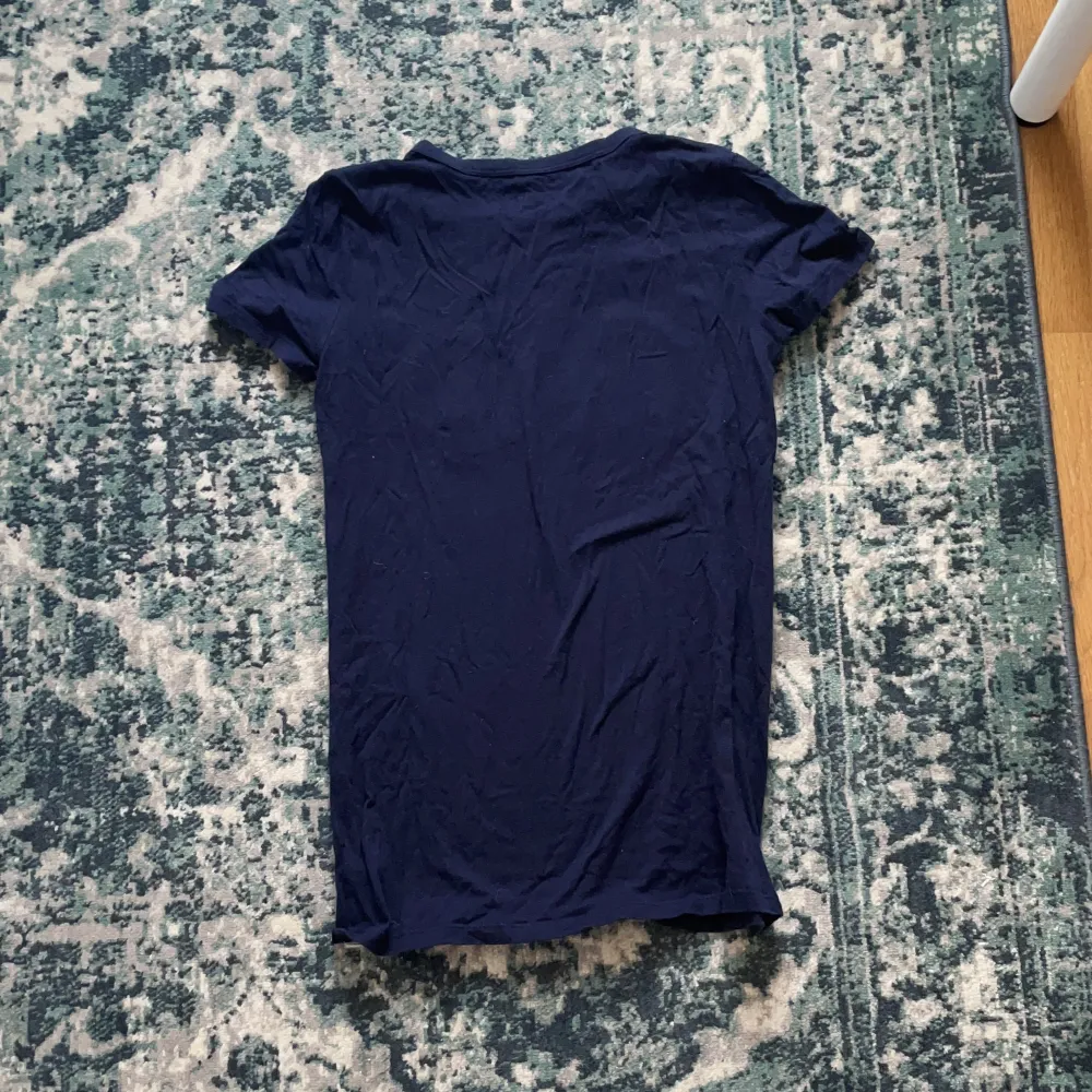 Marinblå gap tshirt 💙. T-shirts.